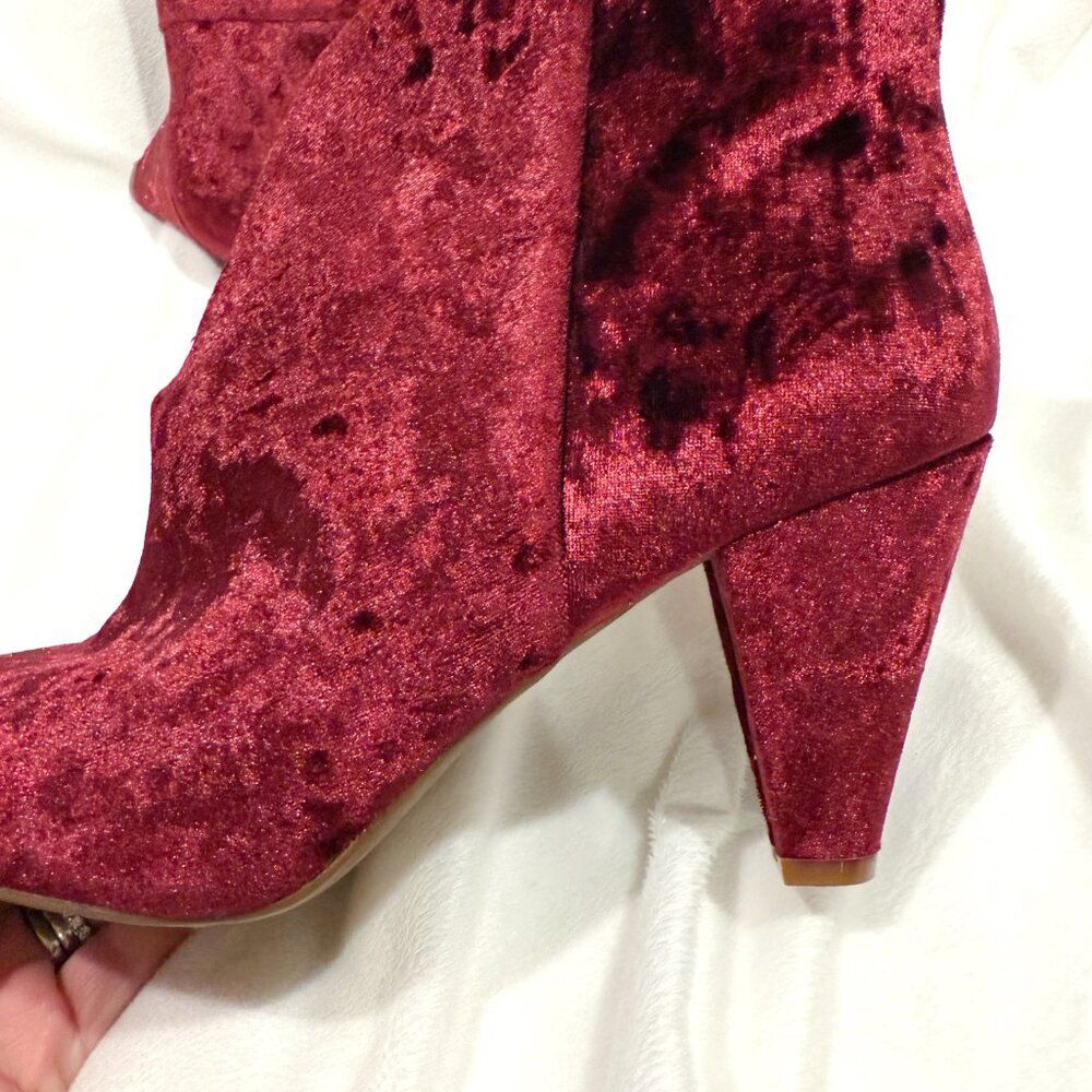 Vince Camuto Evanata Crushed Velvet Merlot Red Ankle Booties 9.5 Festive Vamp - Picture 7 of 9